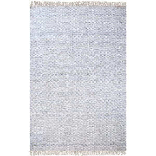 Un tapis bleu et blanc avec des franges sur fond blanc.