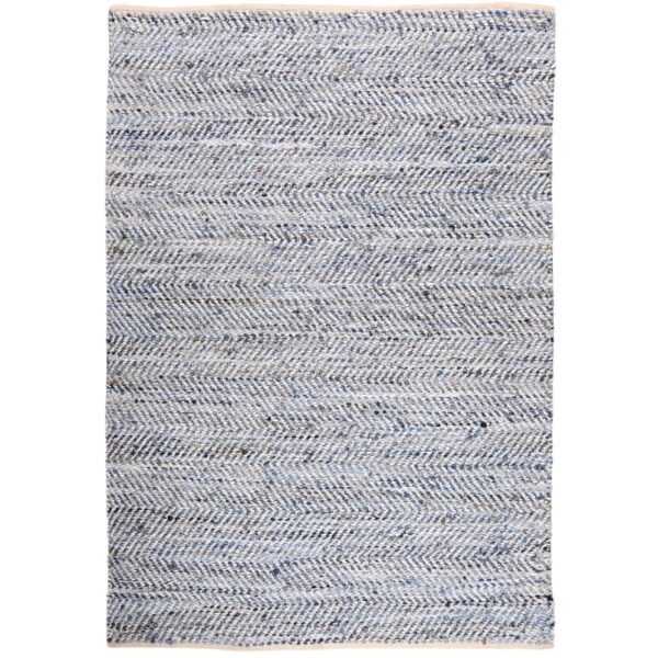 Un tapis bleu avec un motif tressé.