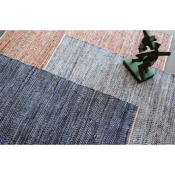 Un ensemble de tapis sur une table.