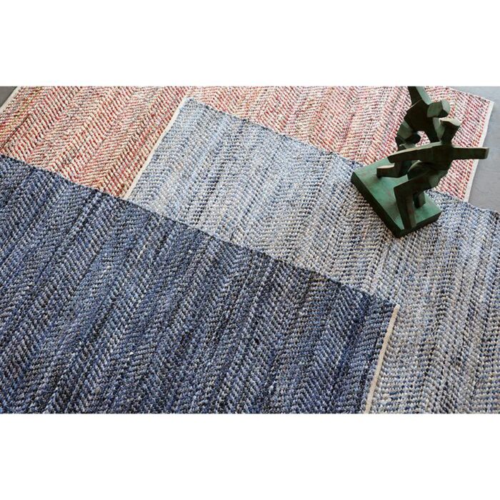 Un ensemble de trois tapis sur une table.