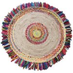 Un tapis en jute avec des franges et de multiples couleurs.