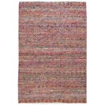 Un tapis multicolore à rayures.