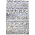 Un tapis à rayures bleues et blanches.