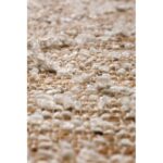 Un gros plan d'un tas de cailloux blancs sur un sol.