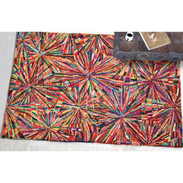 Un tapis coloré avec un motif étoilé.