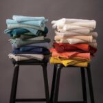 Une pile de serviettes sur un tabouret.