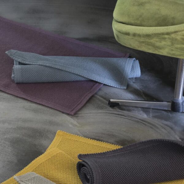 Un ensemble de serviettes à côté d'une chaise.