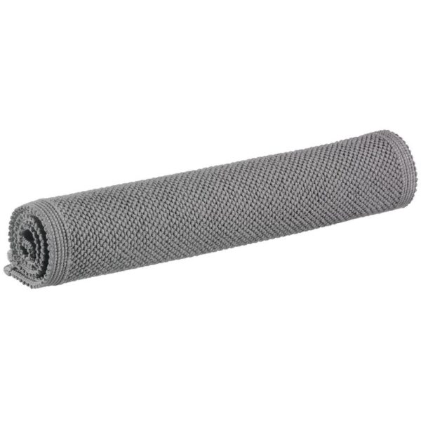 Une serviette grise sur fond blanc.