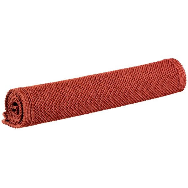 Un tapis tissé rouge sur fond blanc.