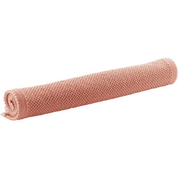 Une serviette rose sur fond blanc.