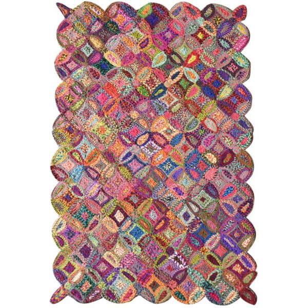 Une courtepointe en patchwork sur un fond.