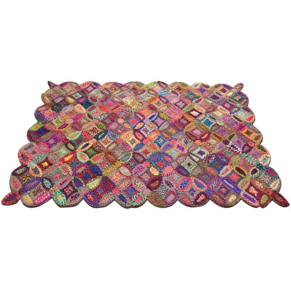 Un tapis coloré avec beaucoup de carrés.