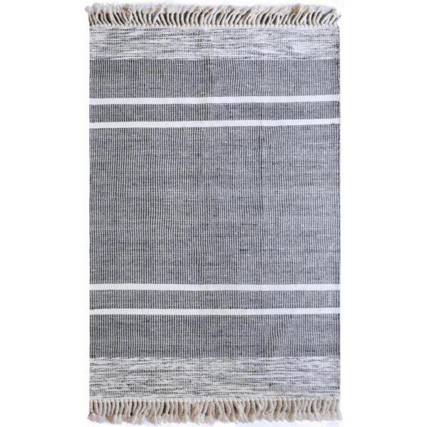 Un tapis rayé sur fond.