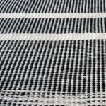 Un gros plan d'un tapis noir et blanc.