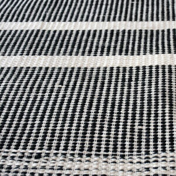 Un gros plan d'un tapis noir et blanc.
