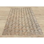 Un tapis avec de nombreux cercles dessus.