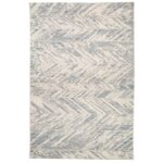 Un tapis bleu et blanc à motif chevron.