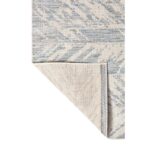 Un tapis bleu et blanc avec un motif géométrique.