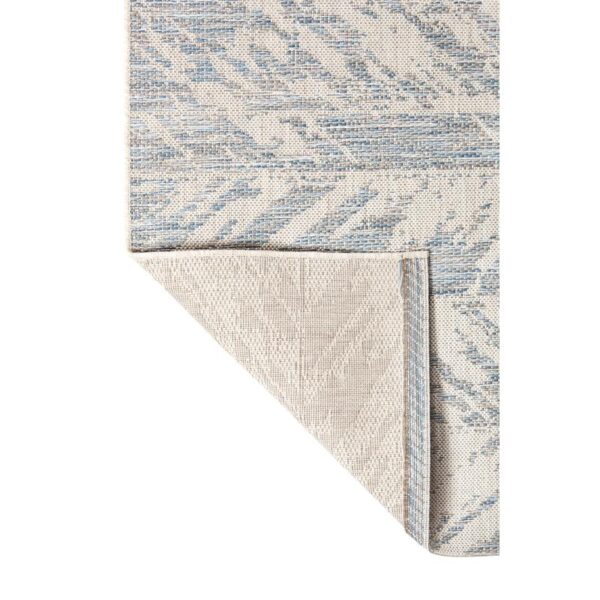 Un tapis bleu et blanc avec un motif géométrique.