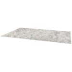 Un tapis au design gris et blanc sur fond blanc.