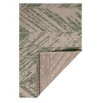 Un tapis d'extérieur au design vert et beige.