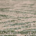 Un gros plan d'un tapis tissé vert.
