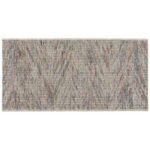 Un tapis avec un motif multicolore sur fond blanc.