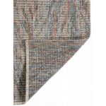 Un tapis multicolore sur fond blanc.