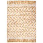 Un tapis jaune avec un motif géométrique.