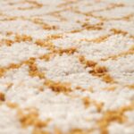 Un gros plan d'un tapis jaune et blanc.