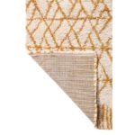 Un tapis jaune avec un motif géométrique.