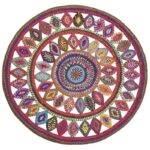 Un tapis mandala coloré avec un motif circulaire.