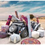 Une voiture pleine de tapis sur le bord de la route.