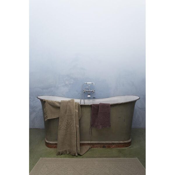 Une baignoire avec une serviette devant.