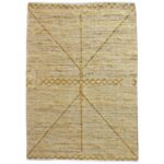Un tapis beige au design géométrique.