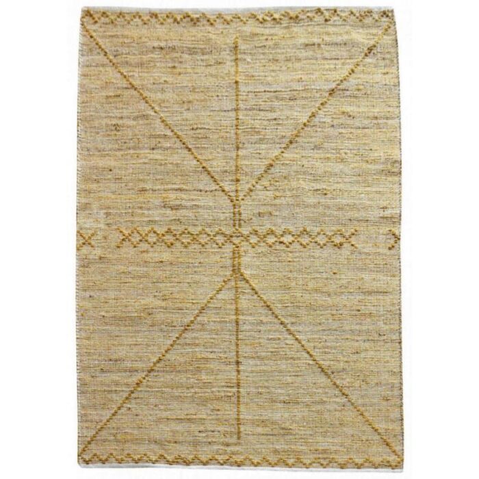 Un tapis beige au design géométrique.