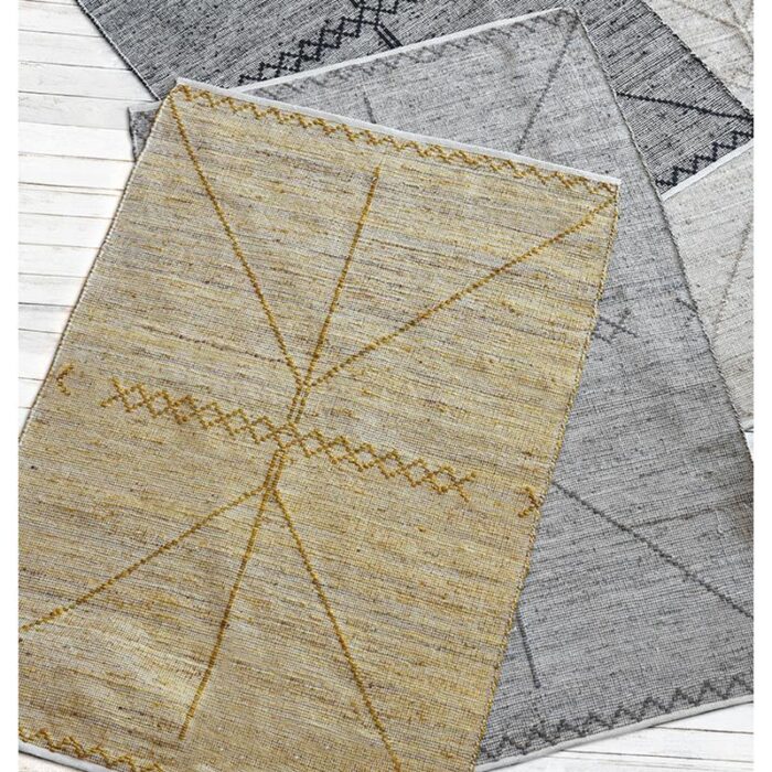 Un ensemble de quatre tapis aux motifs jaunes et gris.