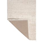 Un tapis shaggy blanc sur fond.