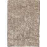 Un tapis beige sur fond blanc.