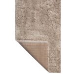 Un tapis shaggy beige sur fond blanc.