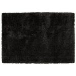 Un tapis shaggy noir sur fond blanc.