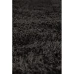 Un gros plan d'un tapis noir.