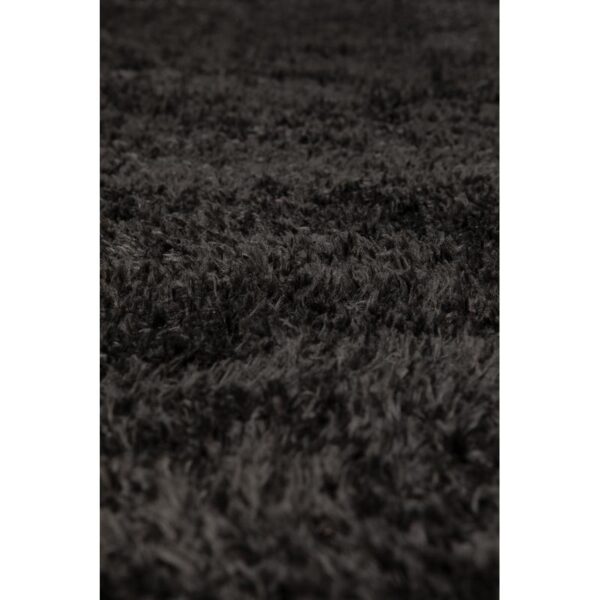 Un gros plan d'un tapis noir.