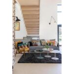 Un canapé et une table basse dans une pièce.