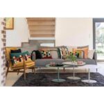 Un salon avec un canapé et une table basse.