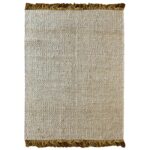 Un tapis en jute avec des franges sur fond blanc.