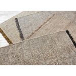 Description modifiée : Une collection de tapis sur une surface.