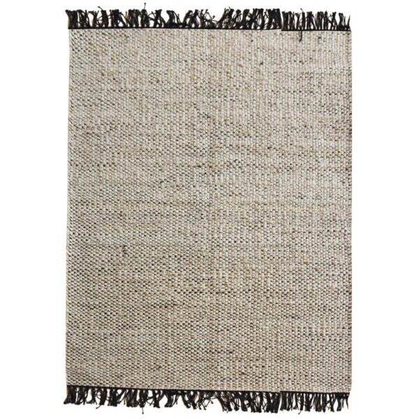 Un tapis en jute avec des franges sur fond blanc.