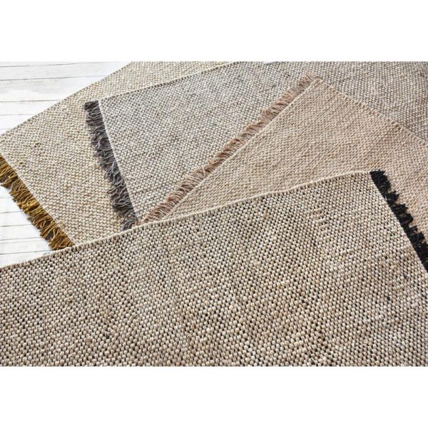 Quatre tapis de jute sur un plancher en bois.