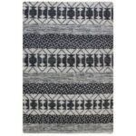 Un tapis noir et blanc aux motifs géométriques.